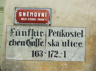 Zweisprachiges Straßenschild in Prag © I, Krokodyl, Wikimedia Commons