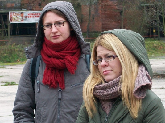 Studentinnen im Innenhof der Kongresshalle