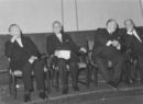 Der ehemalige Bundeskanzler Konrad Adenauer neben dem Osteuropahistoriker Georg Stadtmüller in der Großen Aula der LMU, 1967 (Gerhard E. Habermann/Bayerische Staatsbibliothek)